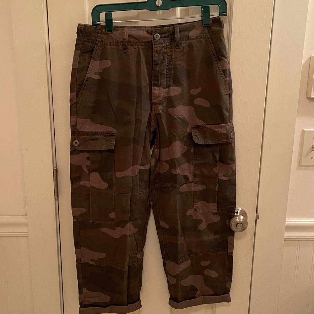 American Eagle camo cargo capris